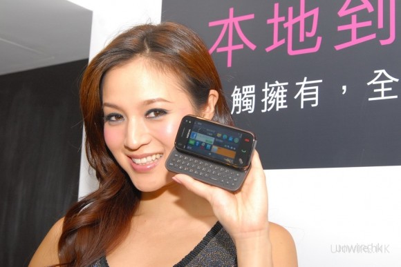 02_resize N97 mini機身輕巧,MM單手亦拎得好輕鬆。