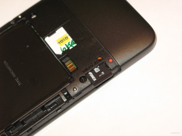 拆下機底外殼才可更換 microSD 記憶卡。 拆下機底外殼才可更換 microSD 記憶卡。
