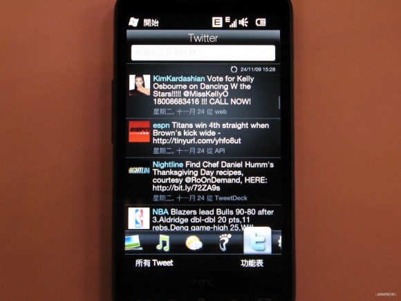 除搭載了 Twitter 的 HTC Peep 應用程式,更首次設有 Twitter 專頁。 除搭載了 Twitter 的 HTC Peep 應用程式,更首次設有 Twitter 專頁。