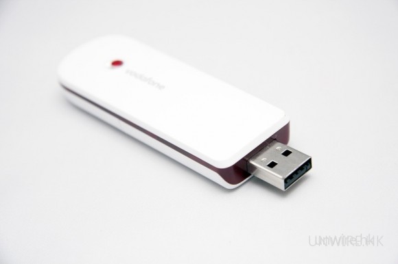 用於接駁電腦的 USB 端子，平常可收藏於接收器內，待需要使用時，便使用手指側的推製將它推出，設計意念是好，不過 Edward 推出並將它插入電腦時，因為 USB 端子不會在推出後稍為鎖定，所以有時會不慎將它推回收藏位，頗為麻煩。