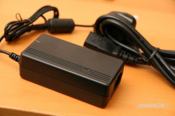 看到機身這麼少，原來使用了外接火牛設計，也好，可以減少 NAS 內部發熱。