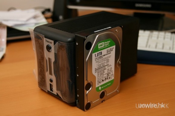 打直機身只跟一部直立硬碟一樣高及闊，相當省位。