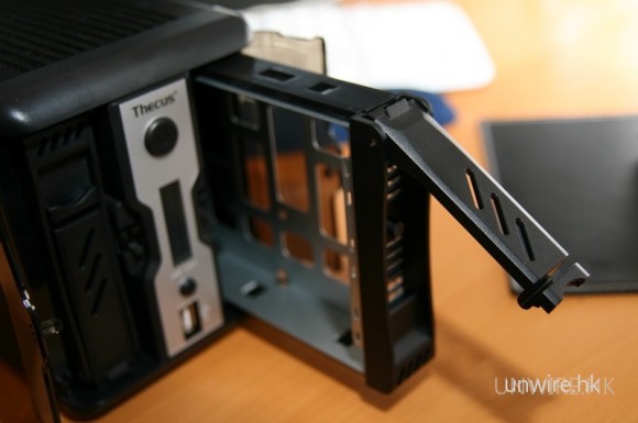 安裝硬碟非常簡單，只要從前方拉出兩個硬碟架。