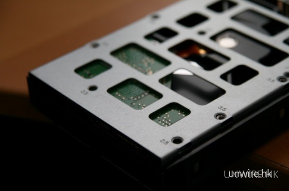 再因應使用的是 3.5 還是 2.5" 硬碟，而上緊相關螺絲孔，再推如 NAS 就可。