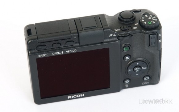 備有3吋92萬像素TFT，顯示是出色，但也同時美化了真實的拍攝效果。