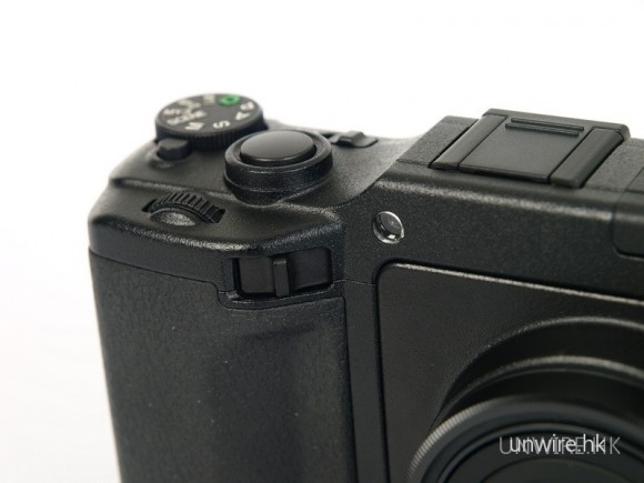 一拉這個機前拉鍵即可退出原設在GXR身上的單元，再套另一單元上GXR。