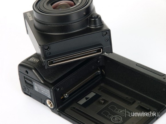 GXR機身和每單元上也設有連接埠以作兩者溝通之用。