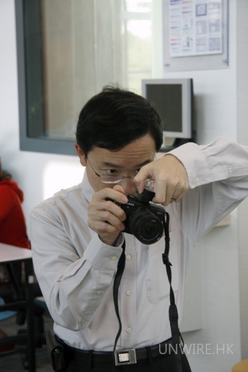 網友試玩實況五:WTIA 主席 Ken Fong 十分專心在試玩 GF1。 網友試玩實況五:WTIA 主席 Ken Fong 十分專心在試玩 GF1。