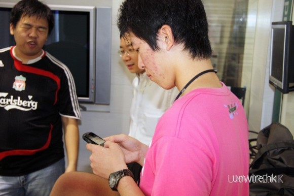 網友試玩實況十:另一部 Blackberry Curve 似乎也不錯呢<-- from Ze0。 網友試玩實況十:另一部 Blackberry Curve 似乎也不錯呢<-- from Ze0。