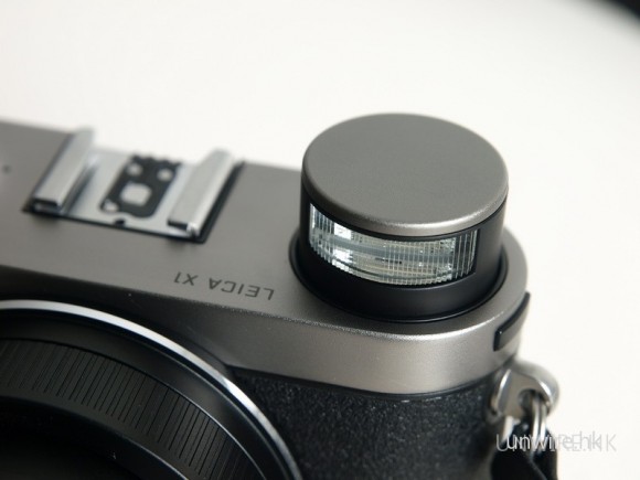 一般的閃光燈也是方形設計，像X1的圓形設計很少見。