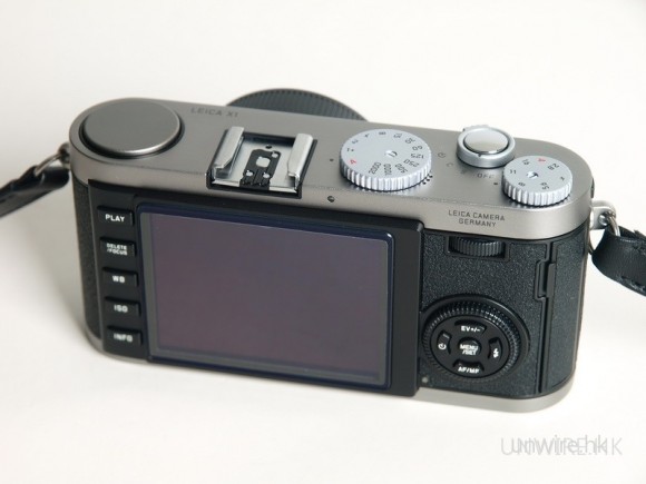 X1採用了2.7吋23萬像素的熒幕，未算特別出色。