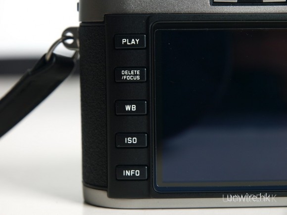 熒幕旁加入了多個功能選項鍵。