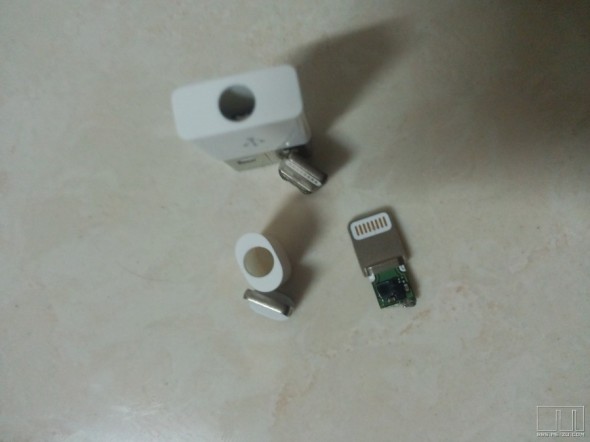 疑似新 iPhone 數據線插頭零件