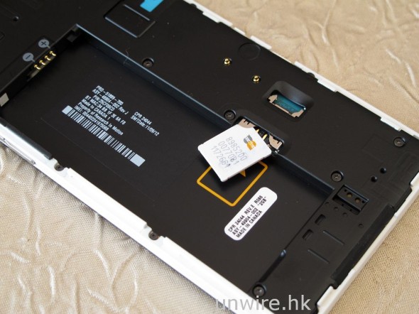 採用 Micro SIM 卡，需要拆出電池才可替換。