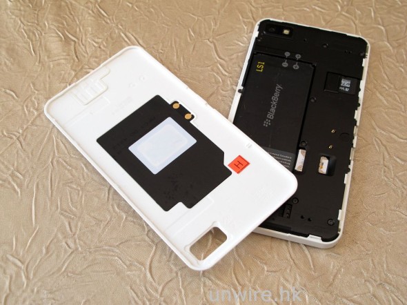 機背蓋是可以打開的，而機背蓋內側就是 NFC 晶片所在。