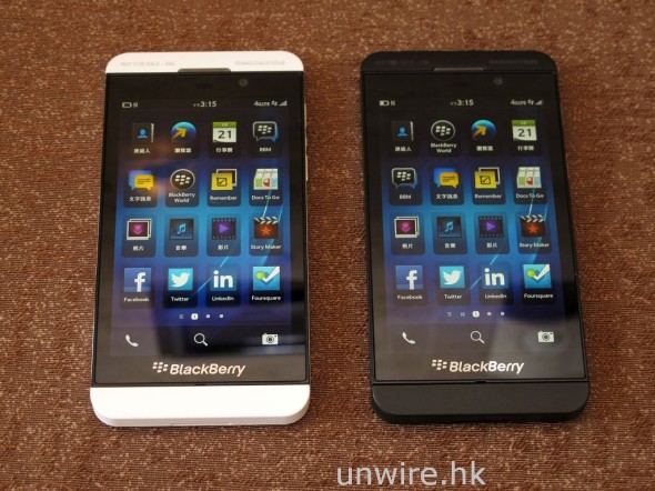 Z10 有黑、白兩款顏色選擇，但正面均是黑色邊框，只是頂、底不同顏色而已。