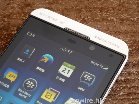 屏幕頂部設有前置視像鏡頭，像素為 200 萬像素。