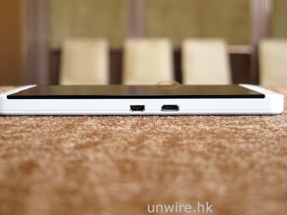 機身左側較大的是 MicroUSB 插槽，而另一個就是 MicroHDMI 視頻輸出端子。