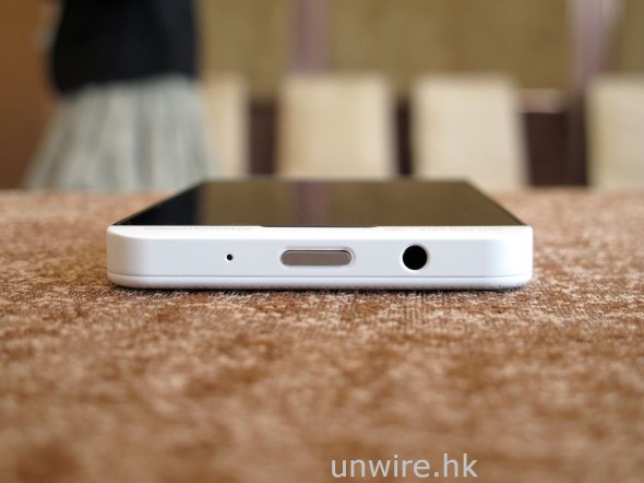 機頂只有開關鍵及 3.5mm 耳機插孔。