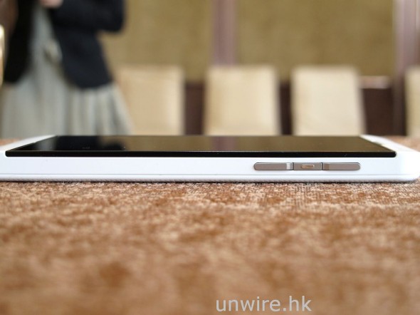 至於右側就只有音量控制鍵及話音操作鍵，而播放音樂時就可以變為「播放 / 暫停」鍵。不過以往的 BlackBerry 手機會設有可供用家自設功能的功能鍵，在 Z10 就被抽走。