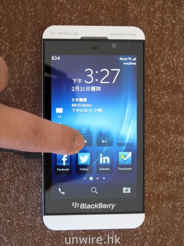 解鎖畫面，只須在畫面由下至上輕掃一下就可以了，而且主介面會像上圖般慢慢浮現出來，十分漂亮。