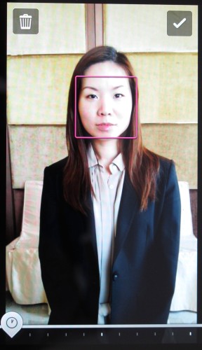 相機首先會連續拍攝數張相片，完成後點按人像臉孔。