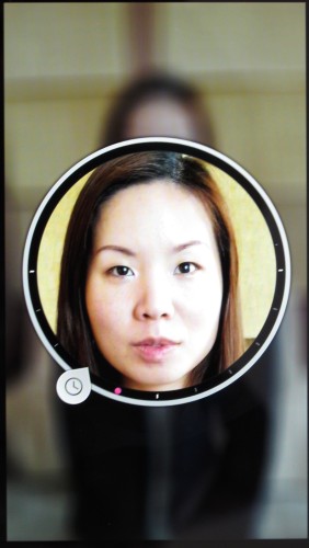 然後可以透過白色旋轉按鍵轉換臉孔。