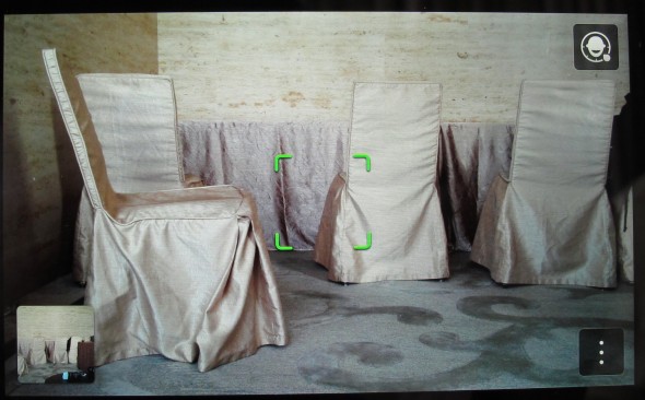 相機介面與 iPhone 一樣十分簡潔。