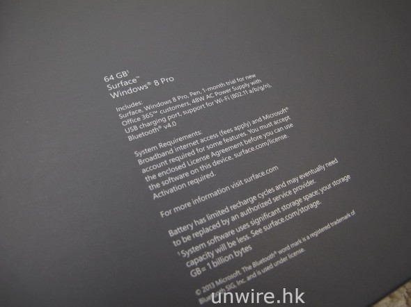 要注意的是，Surface Pro 與 Surface 不同，沒有隨機附送鍵盤 + 機面保護蓋的，反而隨機附送了一支筆，用於操控電腦，至於使用體驗，就要完成充電開機後才能與大家分享了。