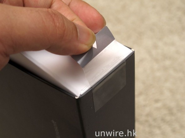 撕開盒面的第一張封條。。。