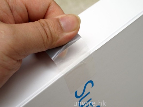 再撕開白色包裝盒的封條。。。