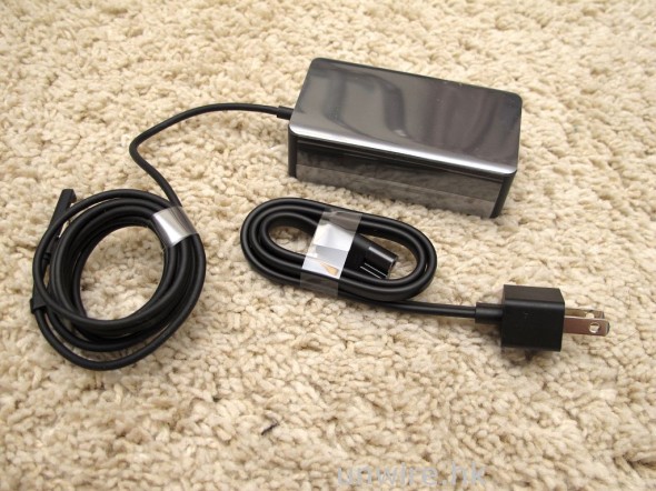 這就是充電火牛，由於是美國版的關係，所以充電火牛不能直插香港的牆身插蘇，大家需要購買萬能插蘇才能為 Surface Pro 充電。