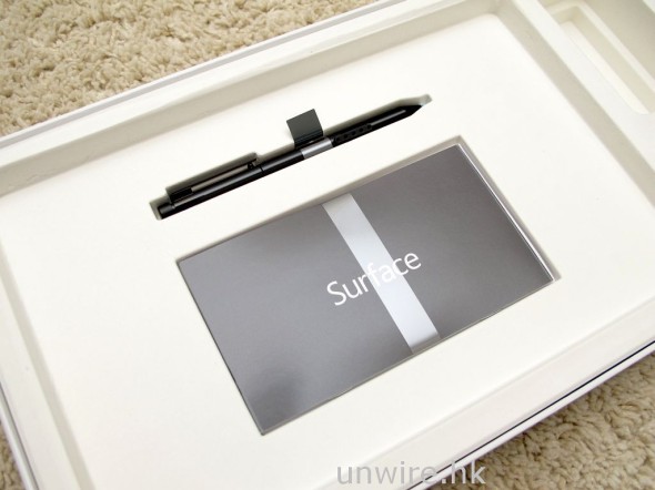 好了，先將 Surface Pro 拿出來待會再介紹，說說盒內的附送周邊吧，其實也只是前文提及的觸控筆，以及說明書之類的東西。
