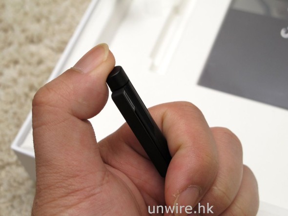 頂部有個按鍵，相等於擦膠功能，用家繪圖或繪寫文字時，按著它再觸控畫面就可以刪除不需要的文字、圖畫或線條，十分方便。