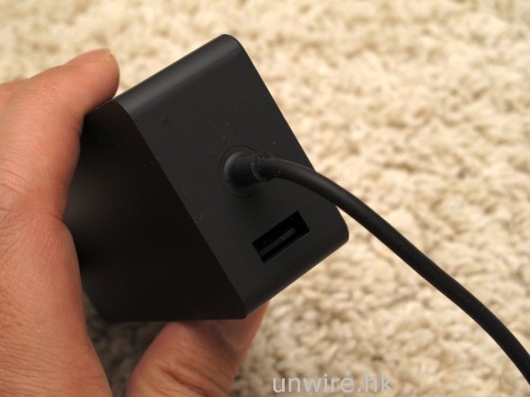 大家有沒有發覺這個火牛有點兒不一樣？對，就是多了一個 USB 插槽，小編測試過在為 Surface Pro 充電的同時，也可以為 iPad Mini 或 Xperia Z 充電哦！其他智能手機或平板電腦自然也應沒有問題吧！
