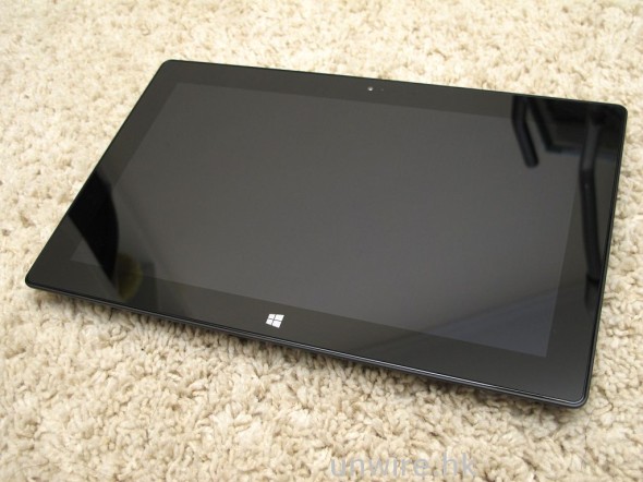 撕去包裝膠袋後的 Surface Pro。