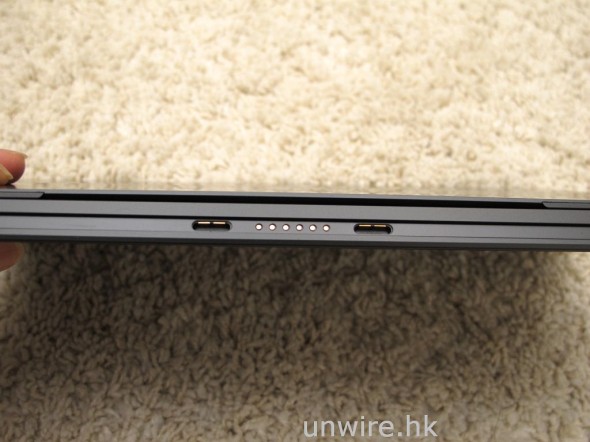 機底的接觸點，自然是用來接駁原廠鍵盤啦！