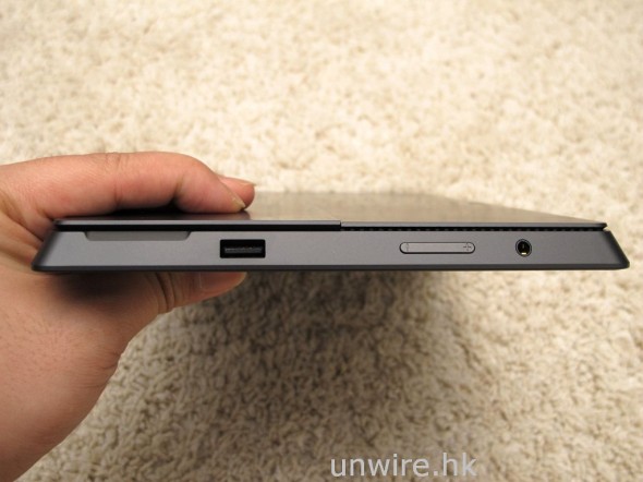 機身左側設有 3.5mm 耳機插孔、音量控制鍵及 USB 2.0 插槽。