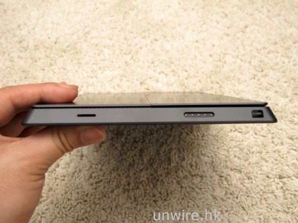 機身右側設有 mini-HDMI 視頻輸出端子（如要接駁 LCD 芒需要使用原廠線材，需另外購買）及充電火牛接駁位。大家還發覺下方（即相片左方）有一個插槽嗎？究竟是用來做甚麼呢？插 SIM 卡變身 3G 平板嗎？