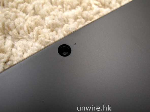 鏡頭方面，Surface Pro 前置及後置（如圖）鏡頭均是 92.1 萬像素，均支援最高 720p 拍片，似乎弱了一點。