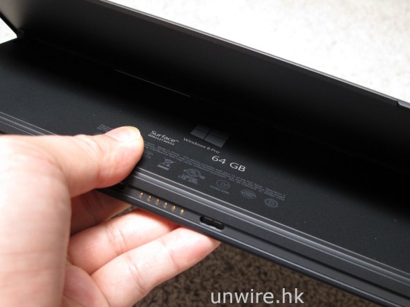 既然同是 Surface 家族，自然也有座檯機架啦！而揭開機架就可以看到它是 64GB 容量機款，並採用了 Windows 8 Pro 作業系統。