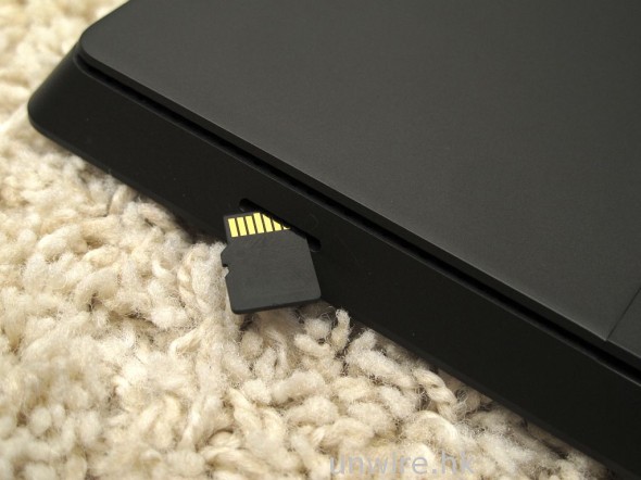 揭曉了！不是插 SIM 卡的，而是插 microSD 記憶卡，看來 Surface Pro 的插卡位改了哦，不像 Surface 上般收藏在機身座檯架內。