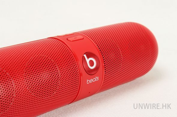 黑白中間的 b 指示燈是紅色,而紅色 Beats Pill 則是白色指示燈