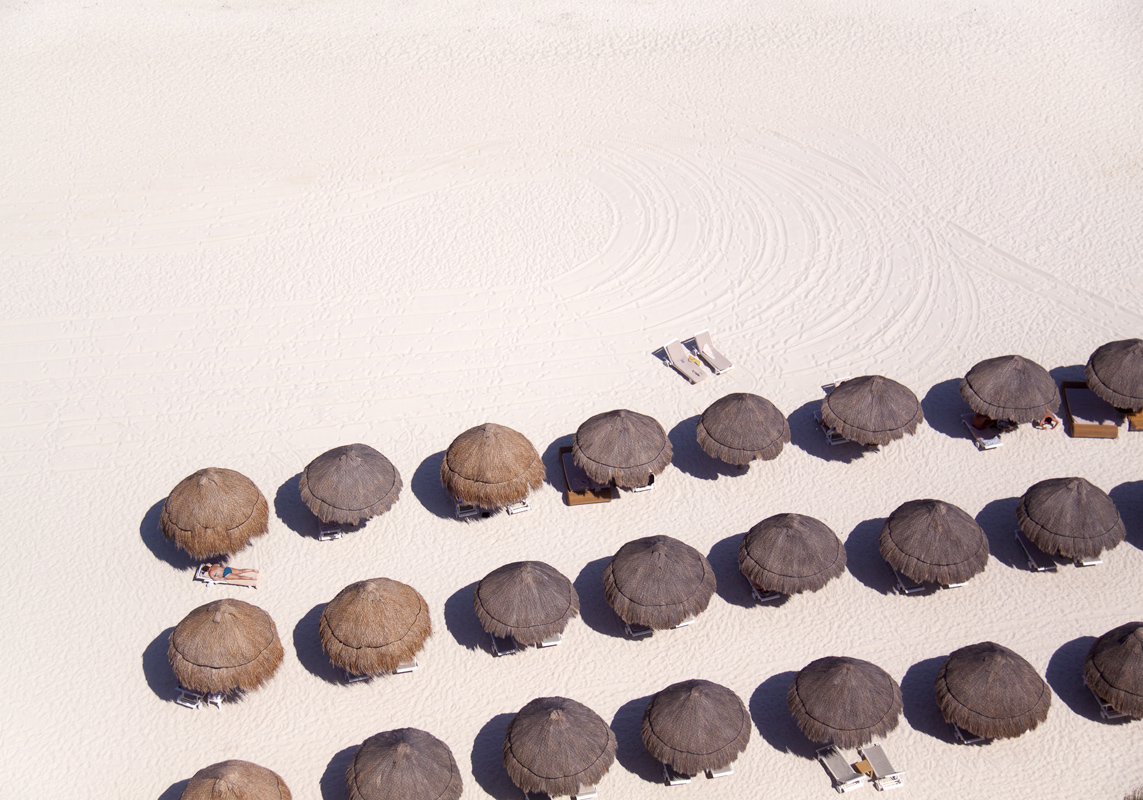 tiki-umbrellas-white-sand