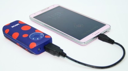 loveholic-with-phone-590x393