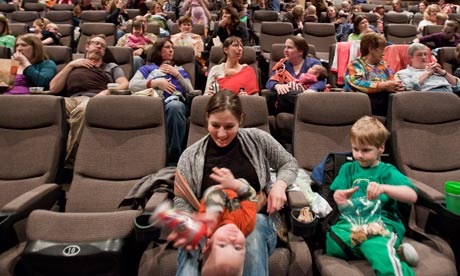 Mothers-and-babies-wait-f-007