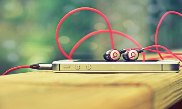 I-Phone-4-Apple-Headphones-Beats-By-Dr-Dre-480x800