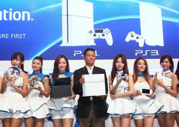 SCEJA 副總裁織田博之先生(中)展示PS4首款新配色「冰河白」_2