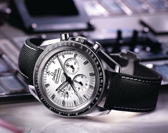 omega-speedmaster-apollo-13-silver-snoopy-award-watch-limited-edition-1-570x450