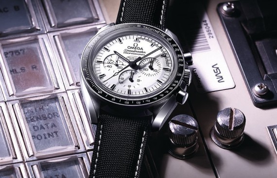 omega-speedmaster-apollo-13-silver-snoopy-award-watch-limited-edition-5-570x366